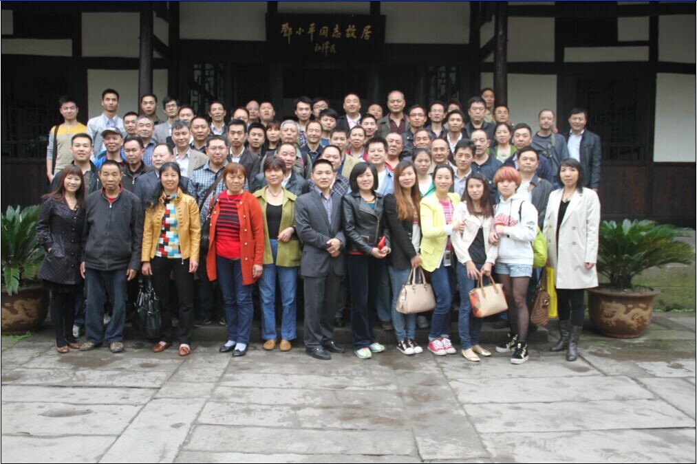 图为三磨海达员工邓小平故居留影